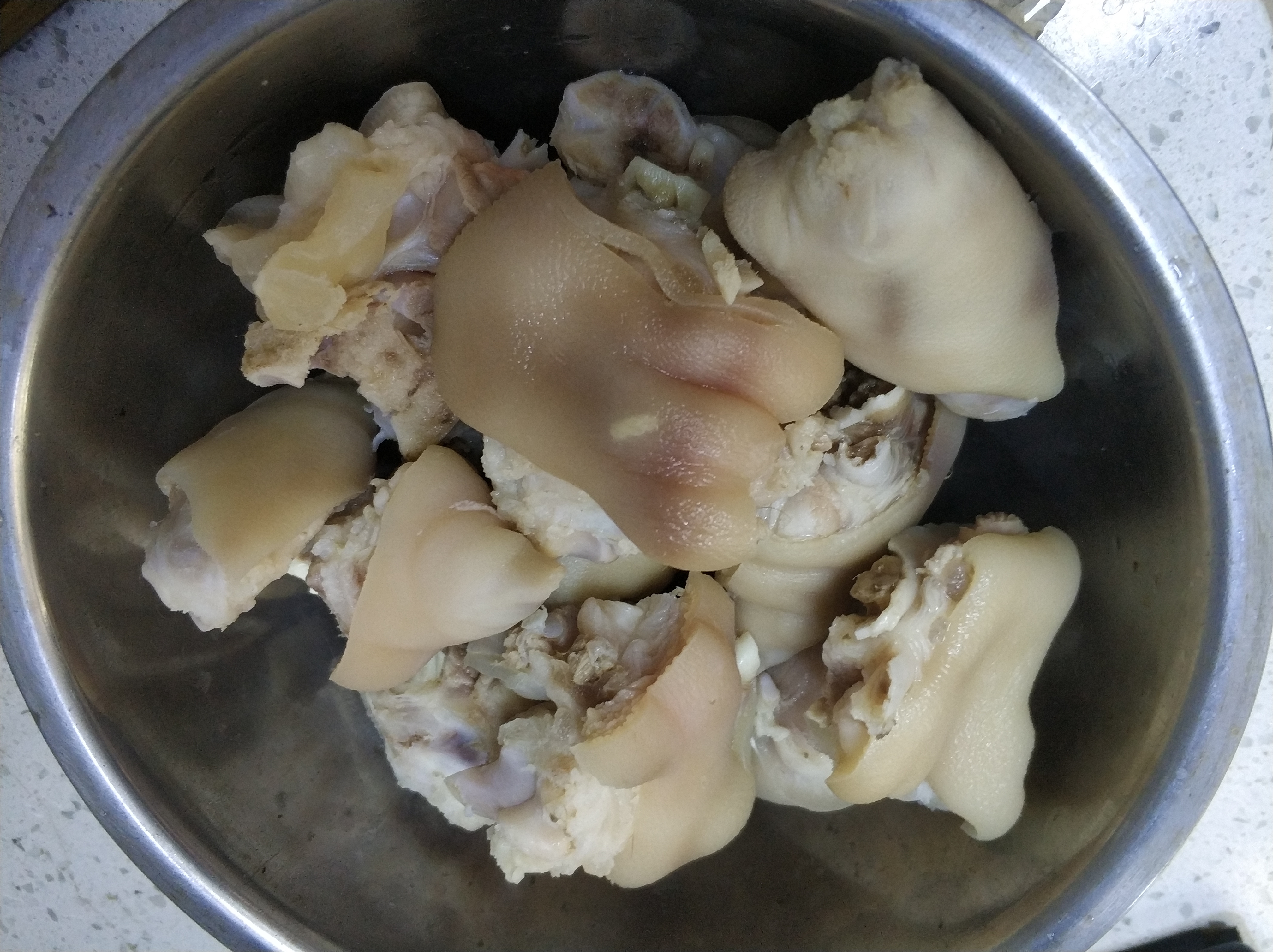 红烧猪蹄怎么颜色红亮,红烧猪蹄怎么做才软烂不腥臭