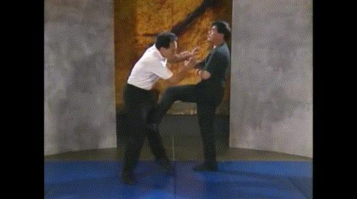 被锁喉怎么反击教学,格斗技巧教学锁喉