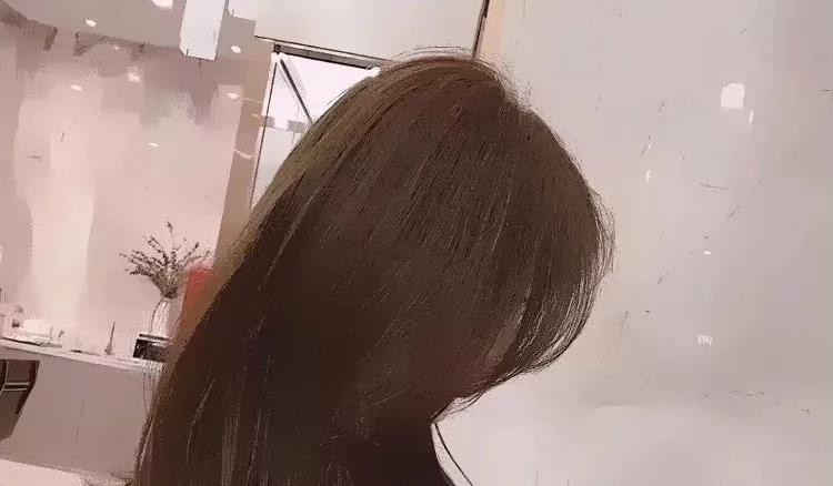 “偷瞄了女朋友的工作QQ,发现她还在兼职做别人的女友”