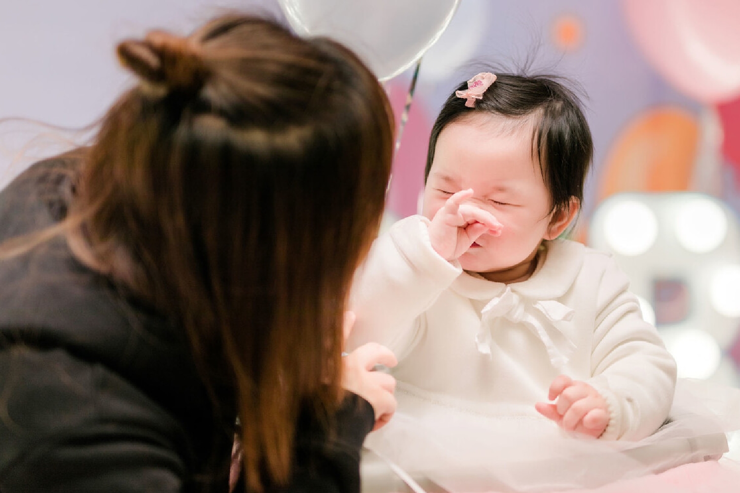 宝宝总往外伸舌头吐口水,宝宝向一侧吐舌头怎么回事