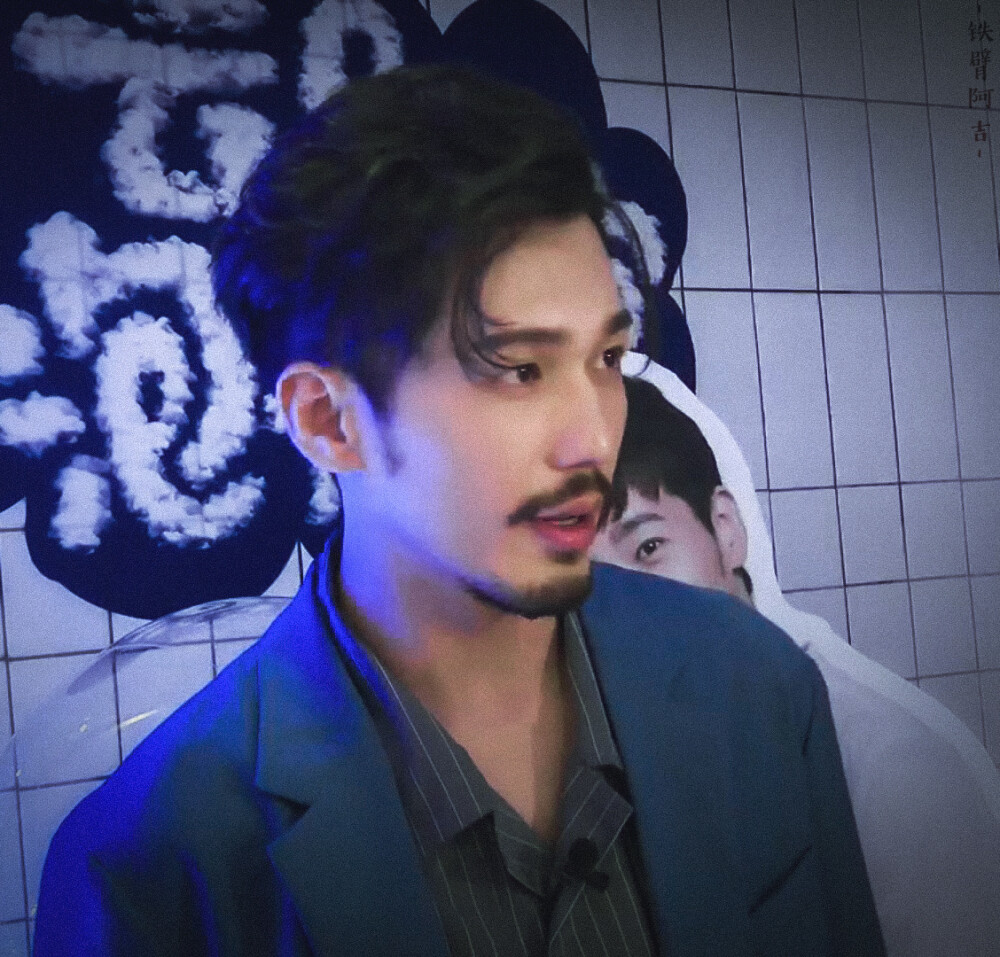 你可以说他不帅，但不得不承认他是型男