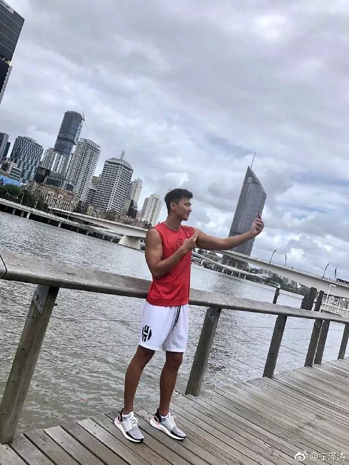 窦靖童门牙笑容灿烂,窦靖童磕破门牙