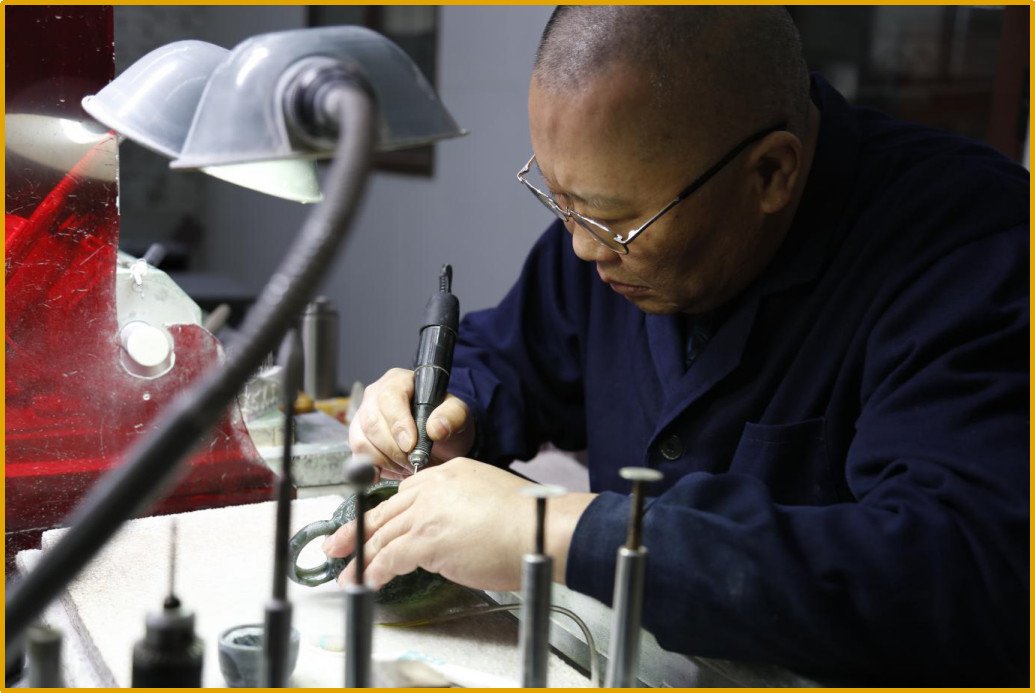 千年宝剑越王勾践剑出土视频,越王勾践剑历经千年仍寒光逼人