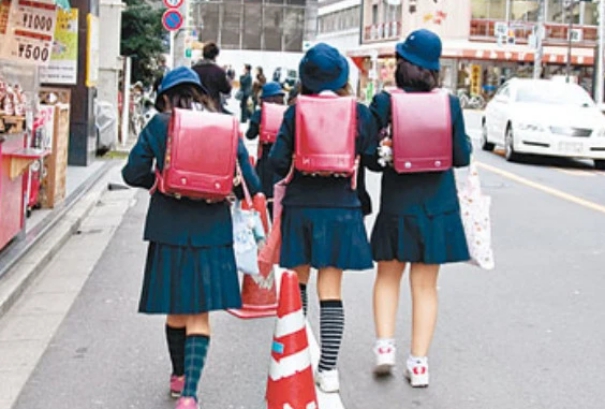 日本书包在中国卖多少钱,日本人小学生书包