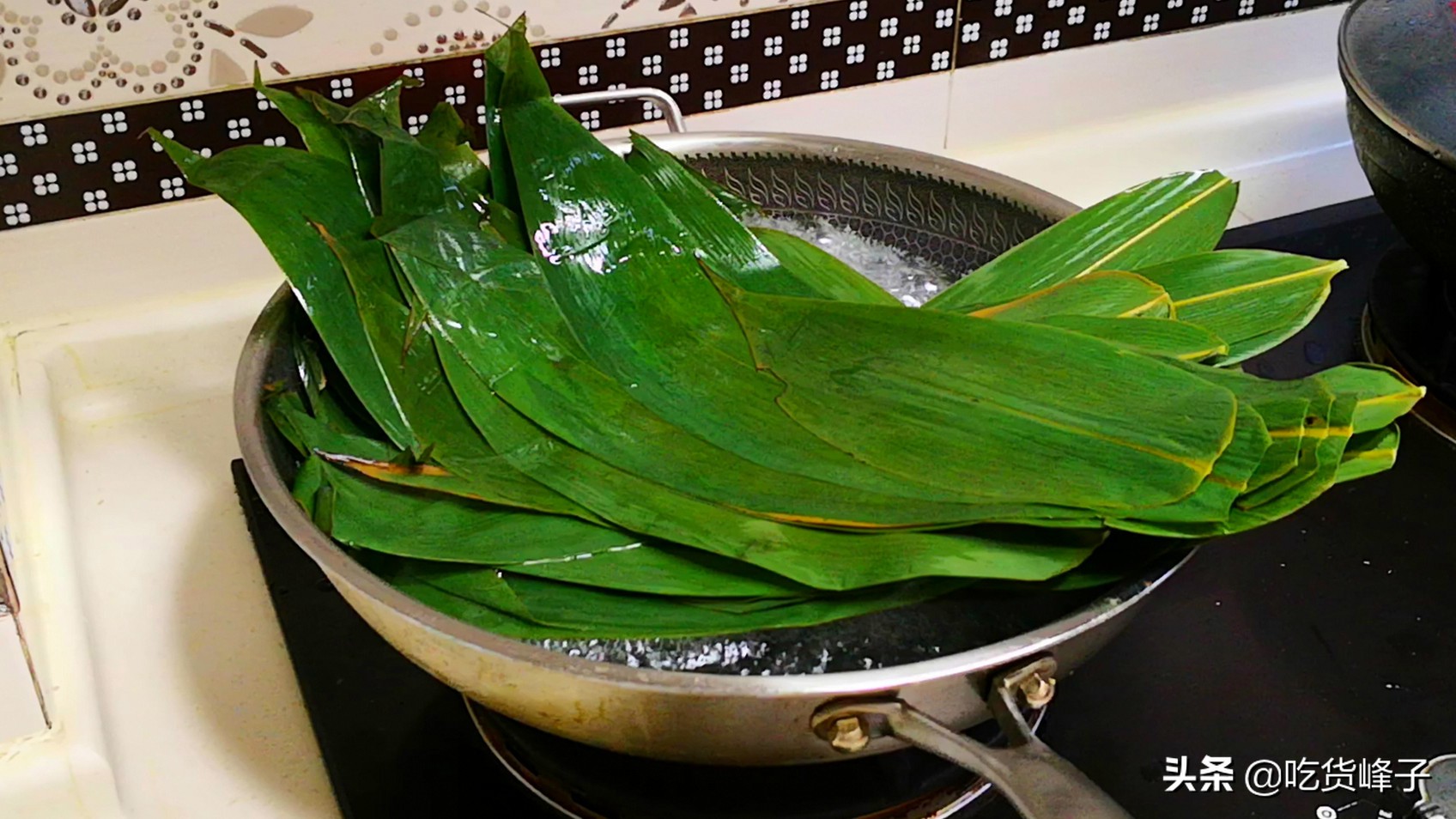 爱吃肉粽子不用买，教你在家做，从包到煮详细讲解，比买的更好吃