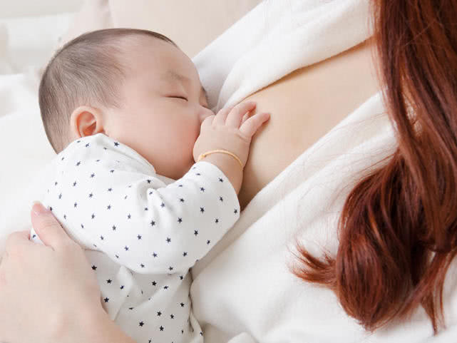 月子宝妈喂奶的正确方法,哺乳期妈妈下奶的饮食菜谱