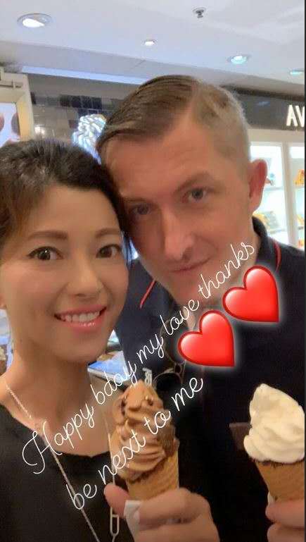 51岁香港才女和小十一岁厨师男友吃雪糕庆生收戒指疑似好事将近