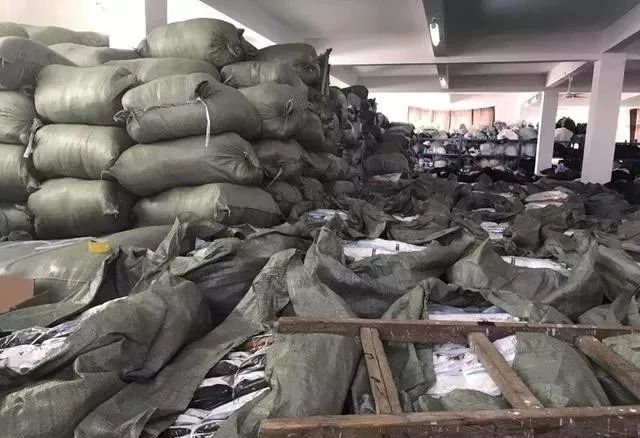 拉夏贝尔服装品牌冬季,拉夏贝尔服装品牌怎样