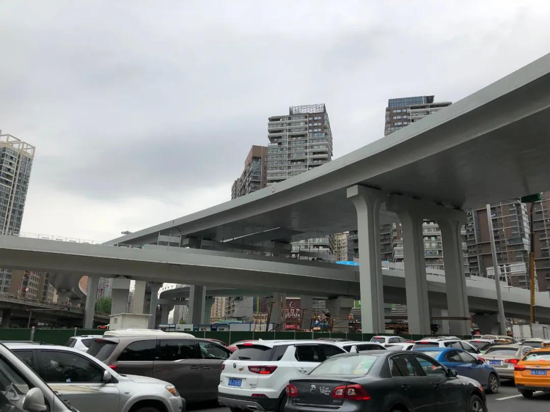 西郊堵车的视频,西郊交通路况