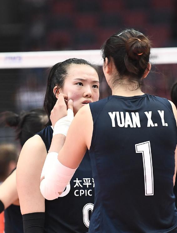 太让人羡慕了！女排悍将开豪车出门装快递，车辆价格超三百万