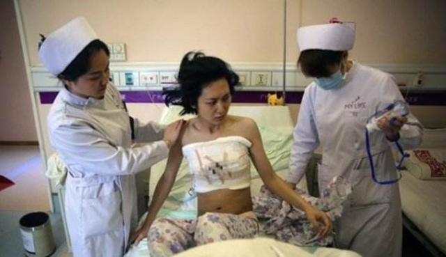 2005年“背母上学”的刘婷，10年后变性成了女人，如今怎样了？