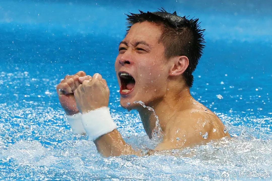 杨健赛后和教练说了什么,杨健赛后表情遭吐槽