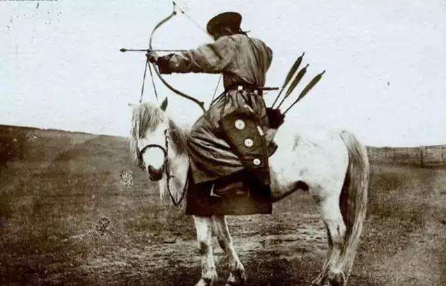 蒙古大汗被骑兵射伤，两人再次相遇后，大汗笑道：我要送你件礼物