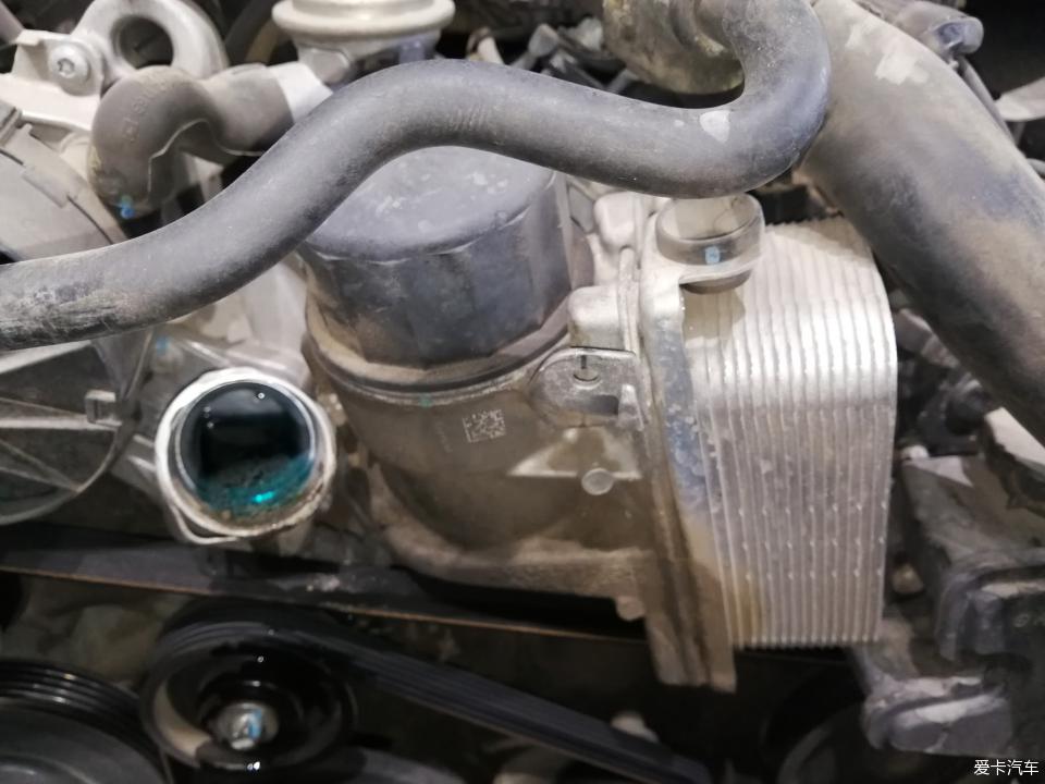 20年奔驰e300l发动机油底壳拆卸,奔驰老款e300机油格底座更换