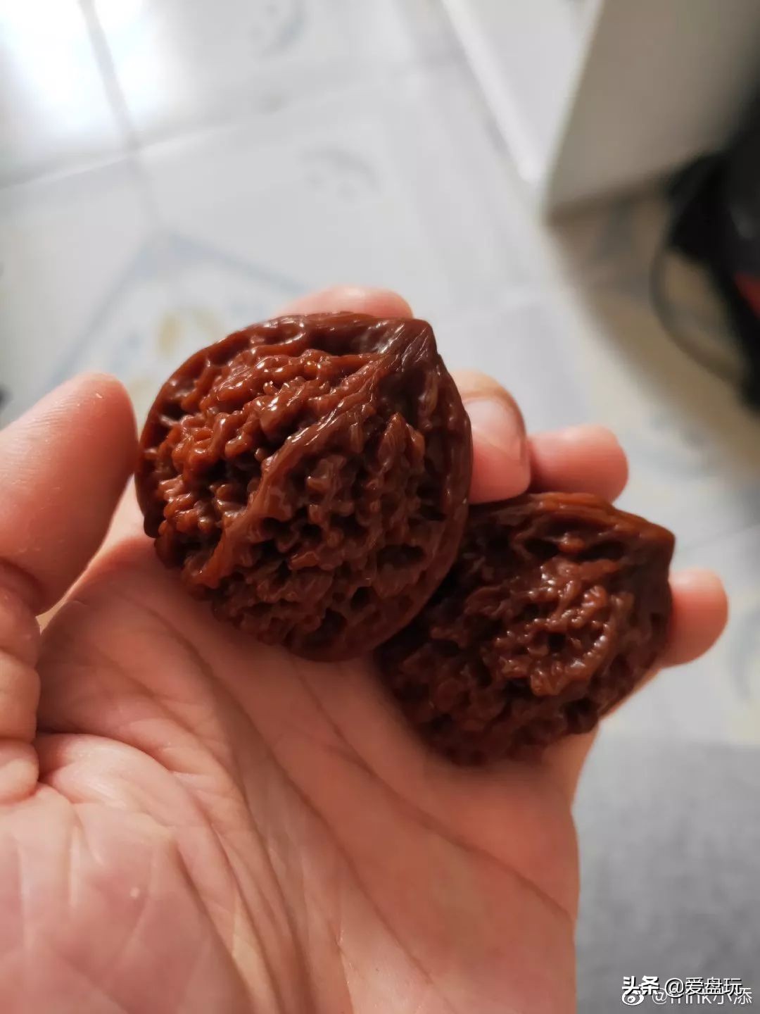 核桃盘时间长了为什么会变红玉化,盘的核桃发霉了怎么办