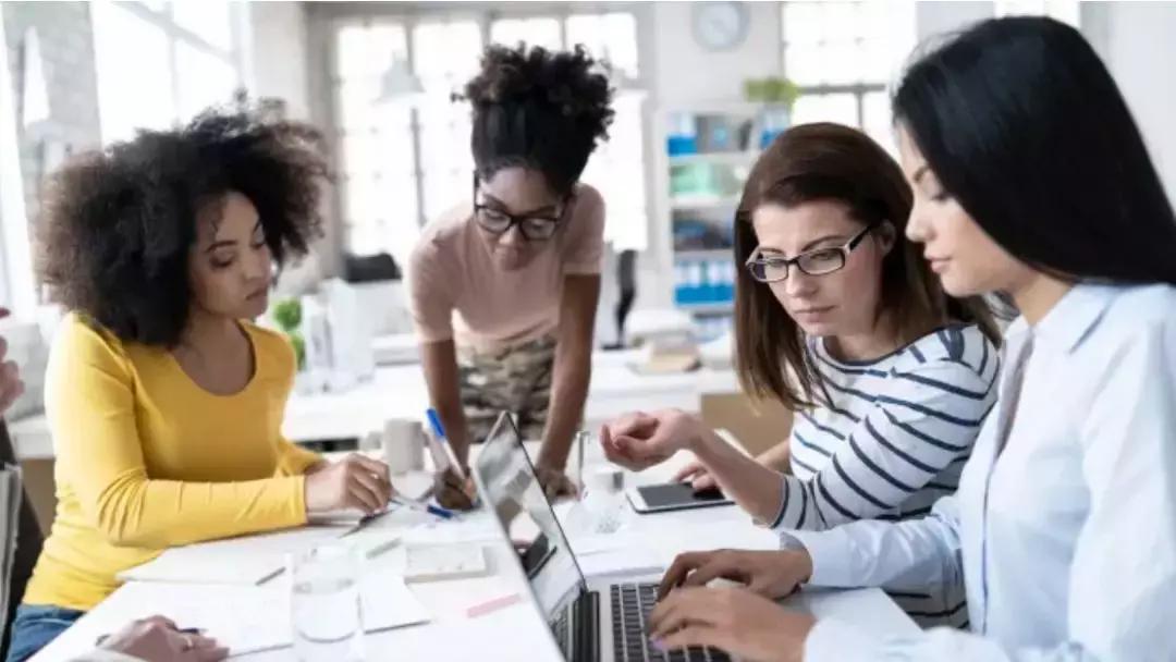 你花几千块烫别人天生的一头金发大波浪,头发究竟怎么长的