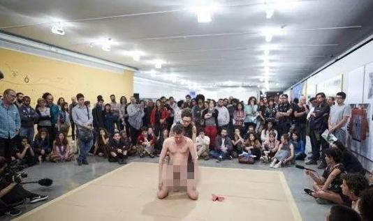 巴西艺术家进行“裸体”表演，一位母亲行为引不满，性教育不可缺