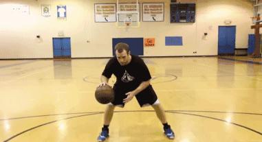 结合运球热身5分钟，让身体热起来，快速进入比赛状态