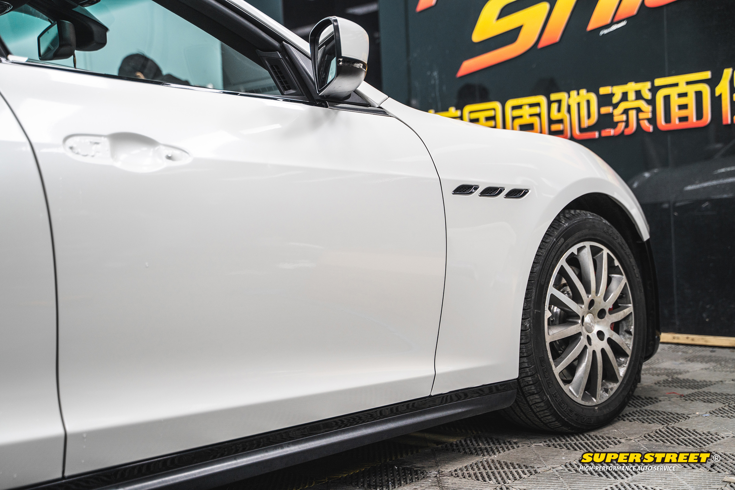 玛莎拉蒂吉博力汽车贴膜改色,superstreet改装