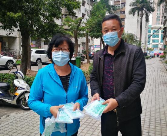 为家乡捐赠抗疫物资,爱心人士捐献抗疫物资