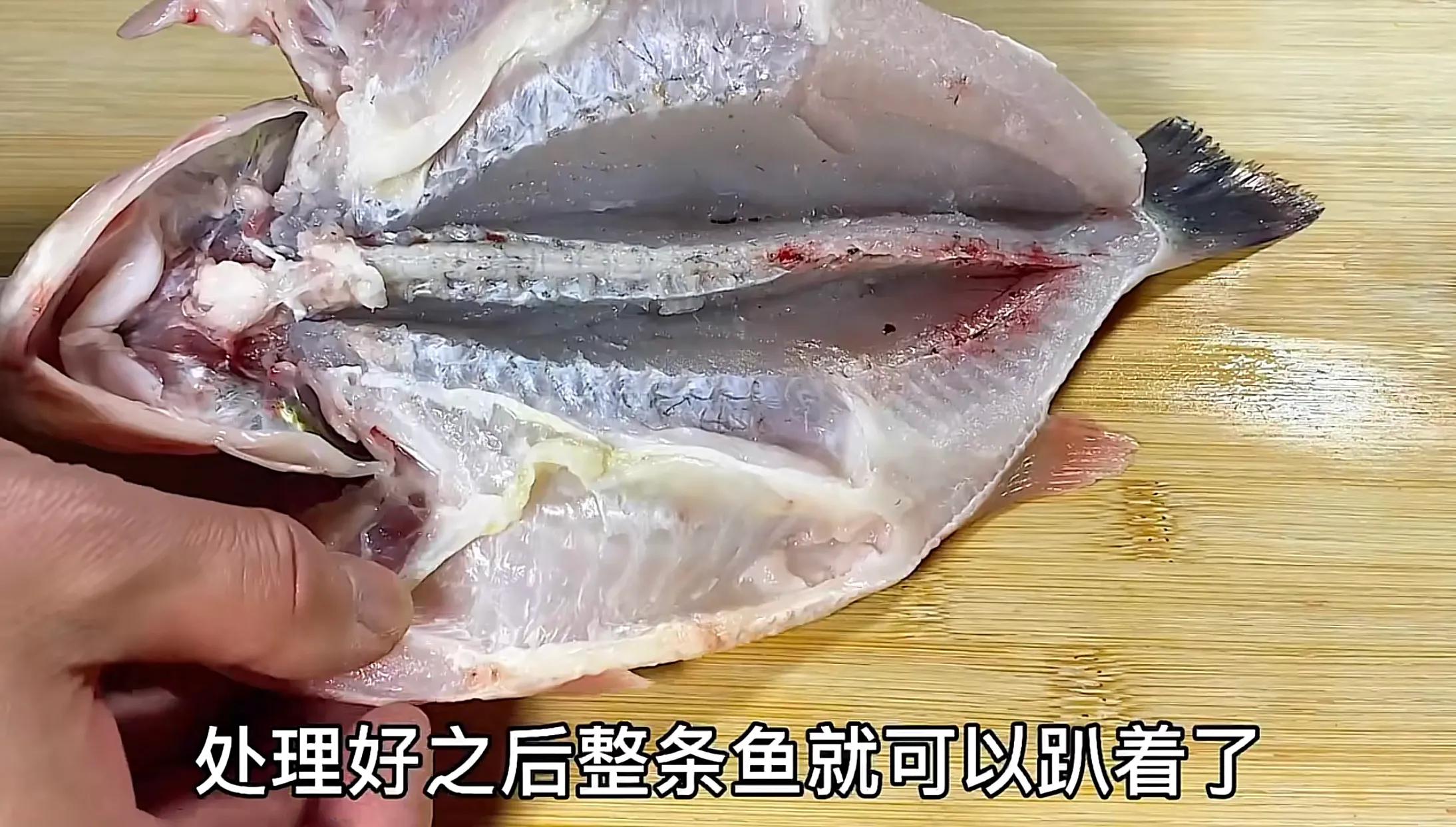 做清蒸鱼时万万不可放盐和料酒,清蒸鱼最忌放盐和料酒