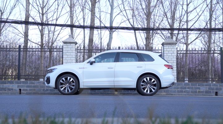 性价比超高的大众途锐低调提车记,低调的豪华suv18款大众途锐