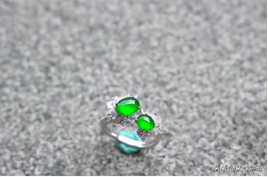 翡翠相同材质和不同品质的区别,翡翠的三种主要材质