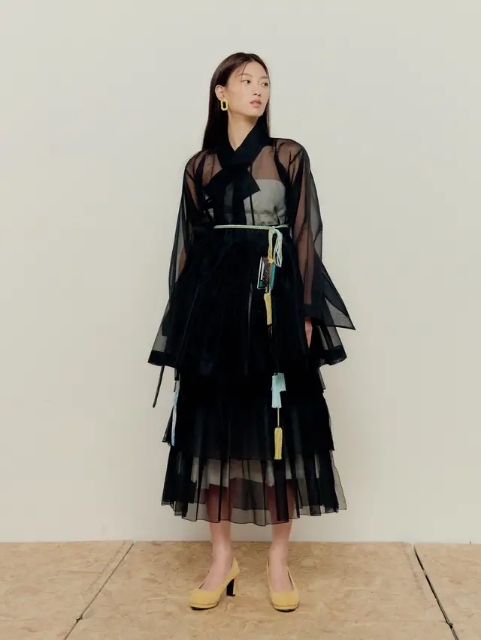 赌王四太穿衣什么牌子,赌王四太黄色连衣裙