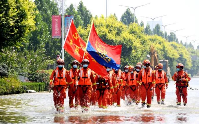 党旗在防疫一线高高飘扬,党旗在抗洪一线高高飘扬