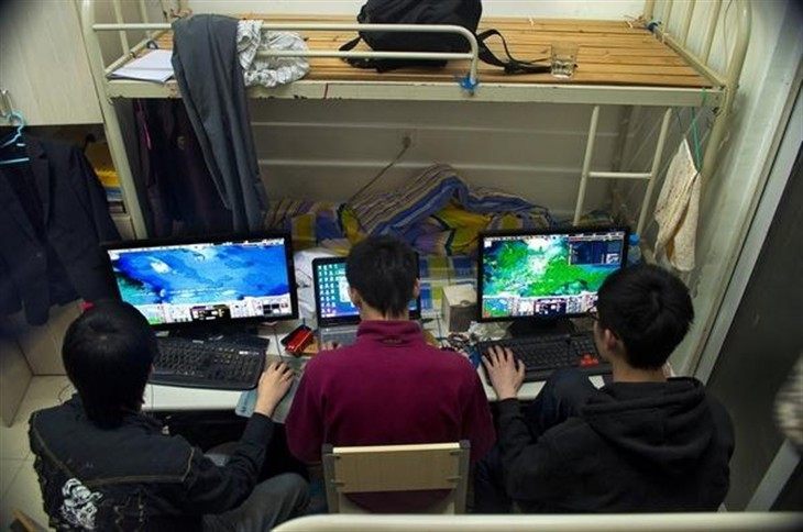 大学室友一直打游戏影响睡觉,大学室友熬夜打游戏