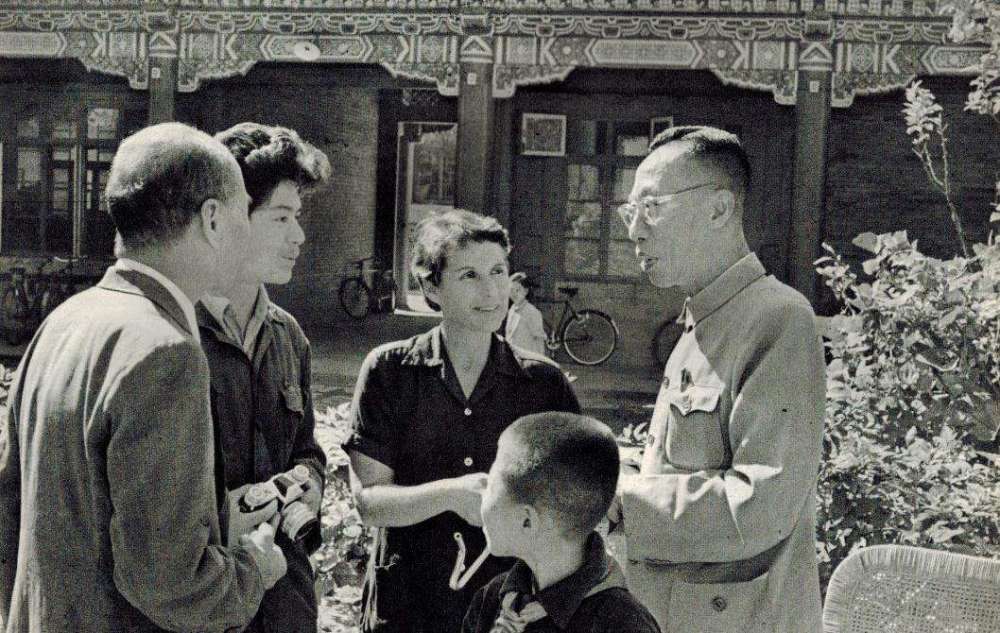 末代皇帝溥仪真被改造成功了？他被特赦后，继子三次探望揭开真相