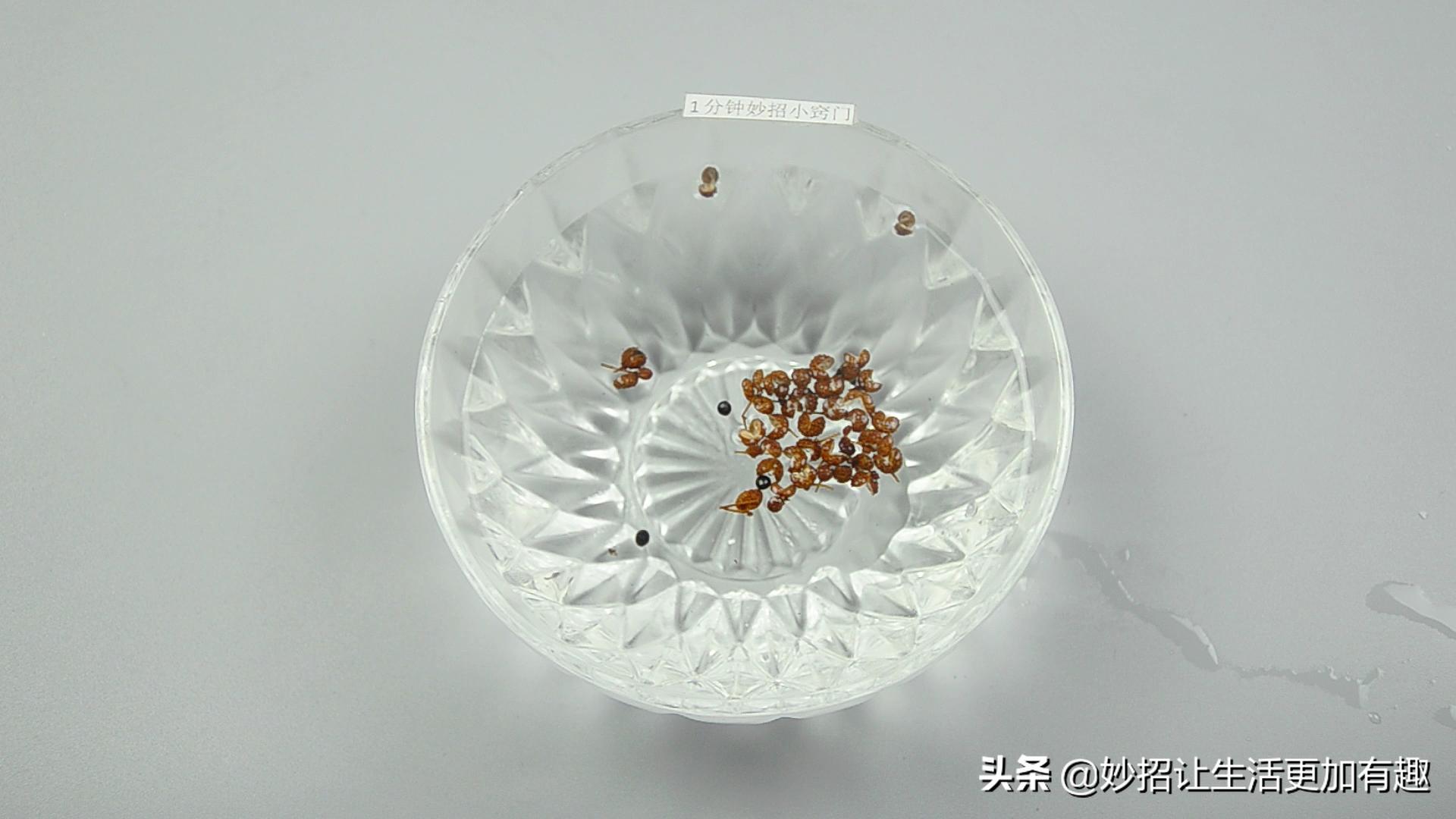 脸上长色斑难看又显老，教你简单一招，轻松淡化色斑显白嫩