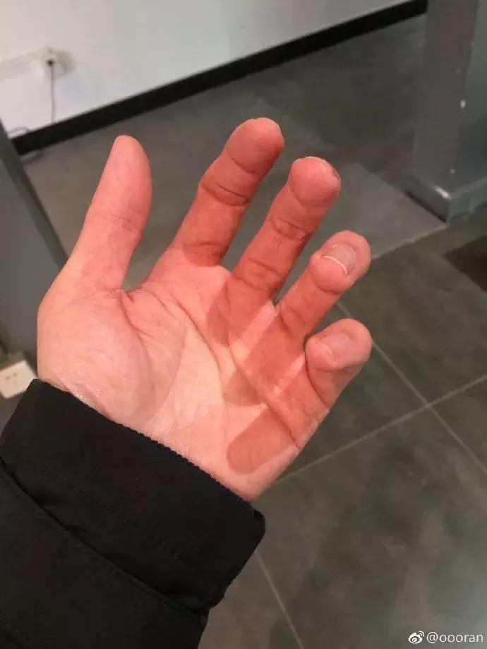 外卖小哥颜值高走红,全网最牛外卖小哥画画