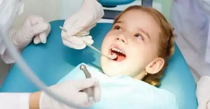 长期使用奶瓶引起的嘴唇外翻图片,奶瓶用久了会龅牙吗