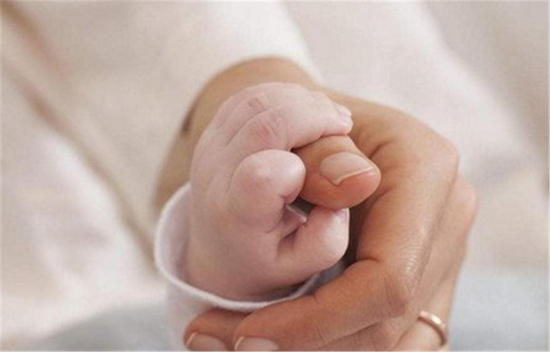 宝宝喜欢打妈妈脸什么原因,为什么宝宝老是打爸爸