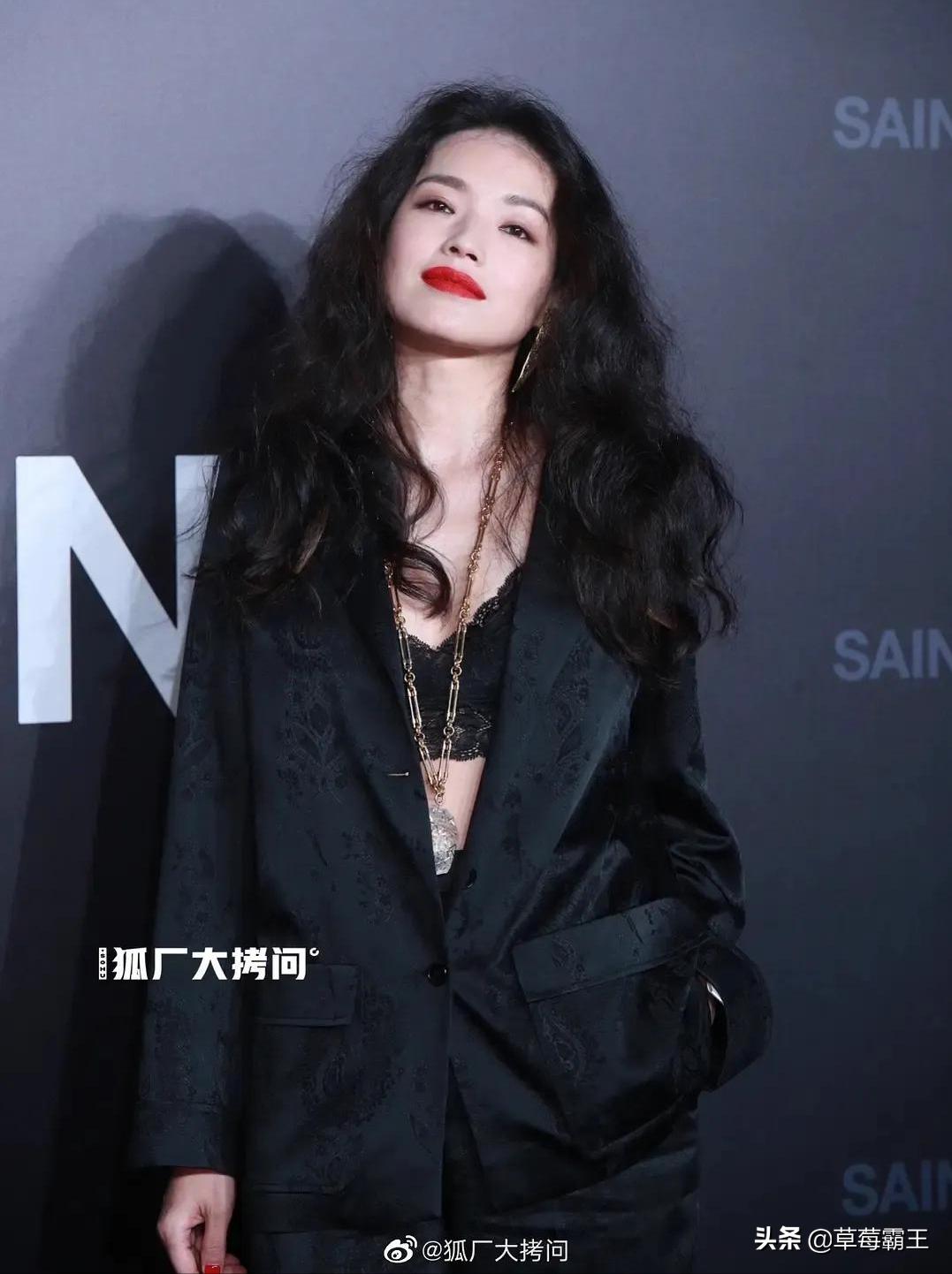 8位标准的都市美女，古装扮相略显违和，一换上现代装就艳丽逼人