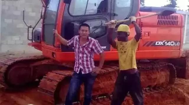 我在非洲开挖机：出门要带AK47，月薪10000+！