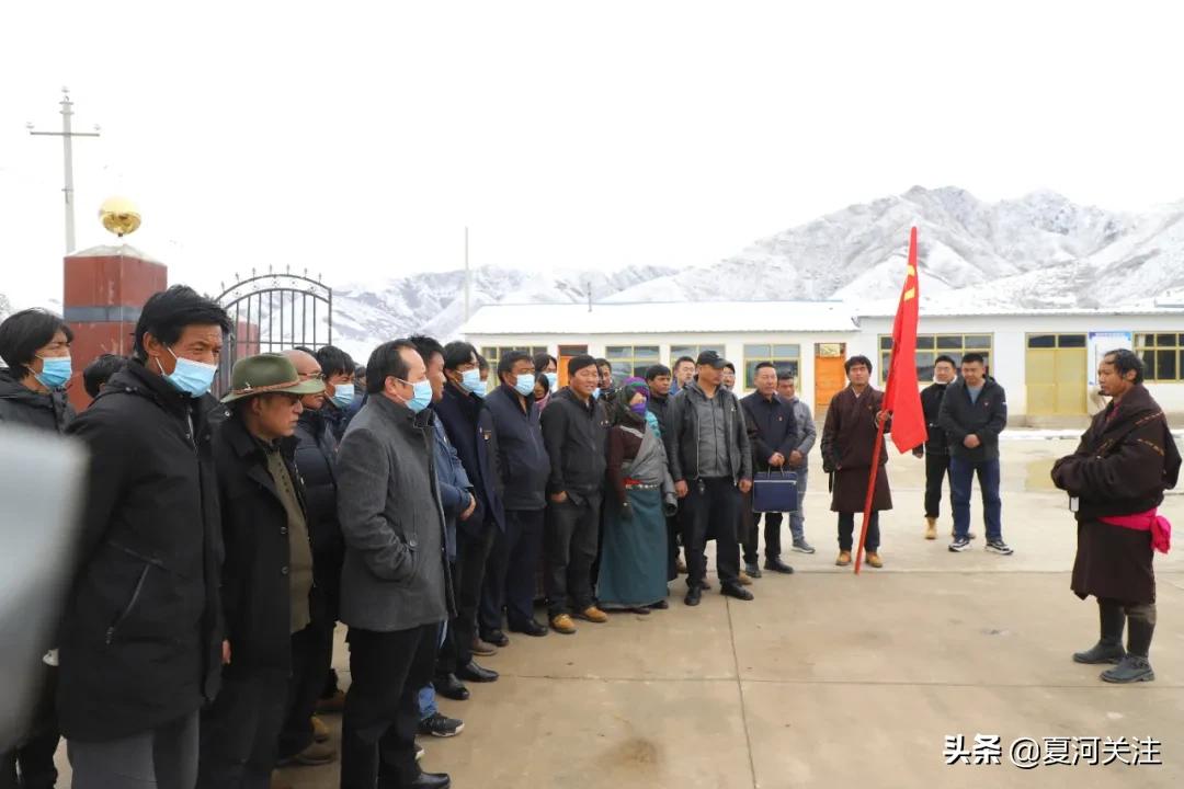 吕哲军在碌曲县新寺村参加甘南州*党**员远程教育平台启动仪式暨碌曲县西仓镇新寺村主题*党**日活动
