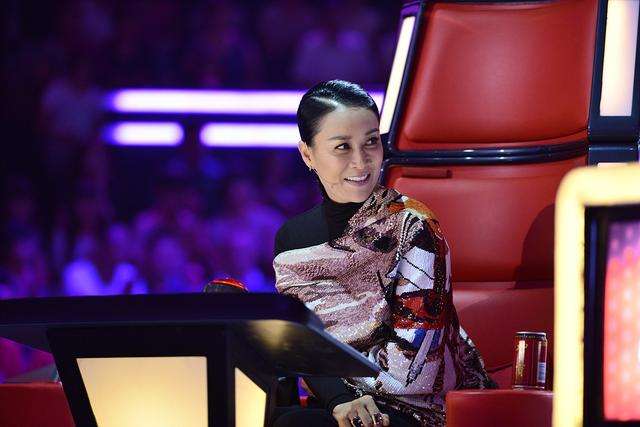 未婚先孕二嫁富豪，恩师偏心王菲说她傻，乐坛一姐那英经历了啥？