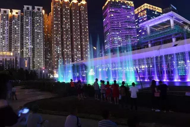 花果园海豚广场有些什么,花果园的音乐喷泉好美