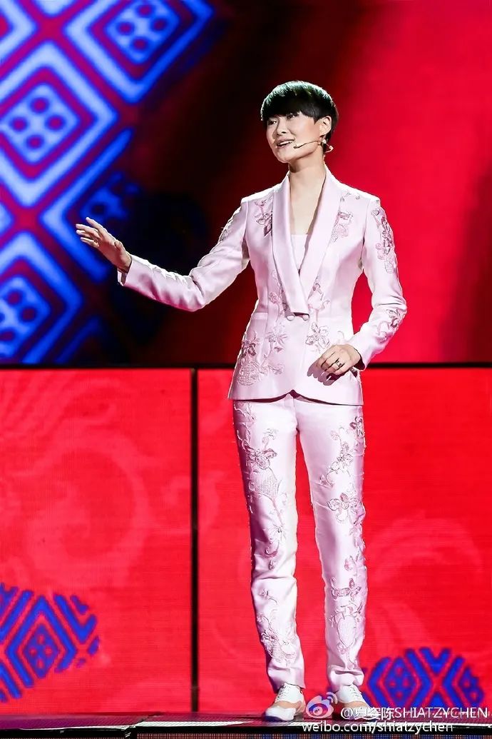 春晚时尚图鉴:热巴杨幂的红裙、王菲刷碗手套和董卿李思思的口红