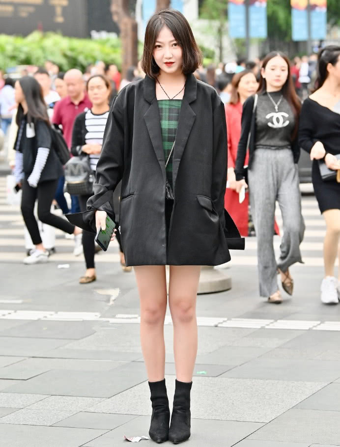 匡威板鞋搭配热裤,光腿神器匡威穿搭