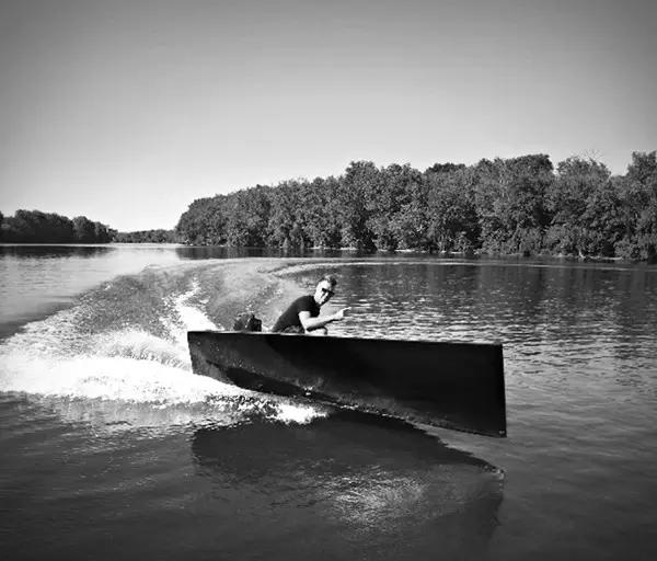 一辆能“隐身”的摩托，停路边贼都找不到