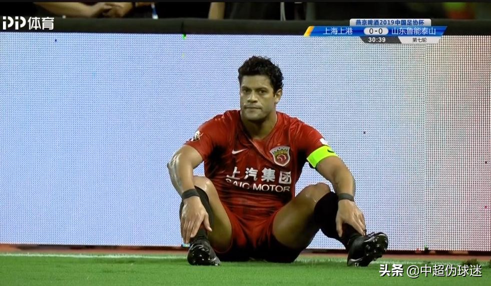 又浇水过多?国足门神足协杯罕见脱手,不止一次被自家草地坑了