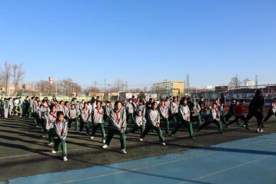 寒冷的冬夜挡不住奔跑脚步,寒冷挡不住小朋友的运动热情