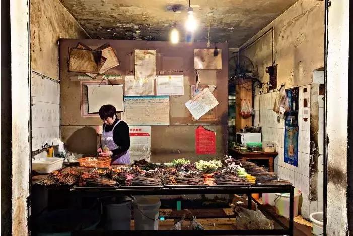 终于被我吃到了！这一锅90年代的麻辣烫，才是咱老成都挂念的市井味啊！