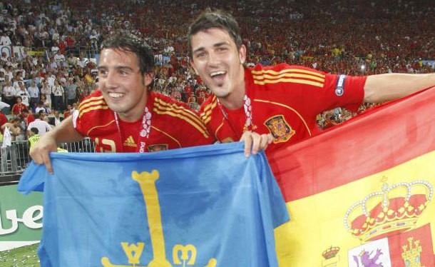 莱万获得马拉多纳奖杯,c罗和马拉多纳和莱万