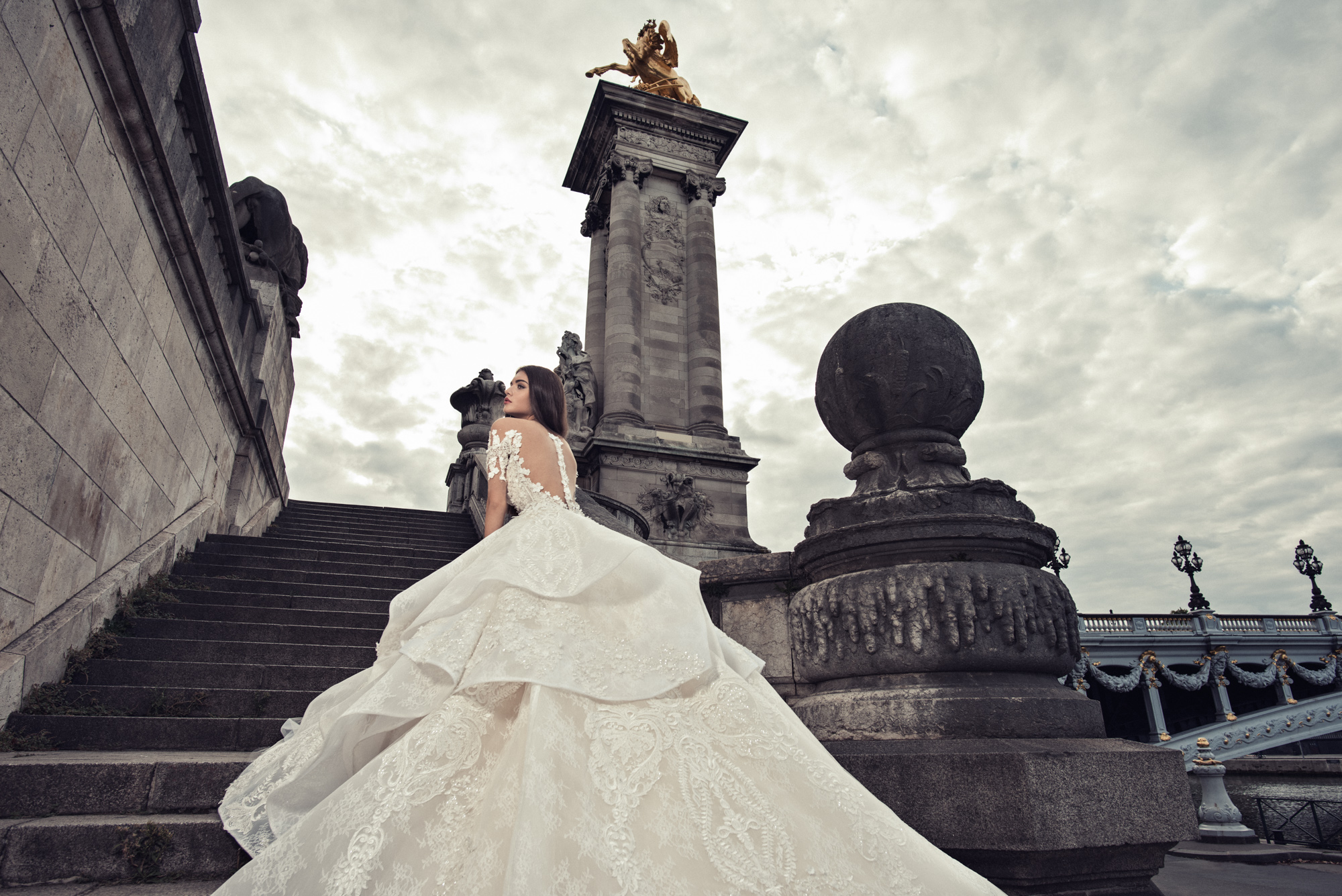 juliakontogr婚纱高定,身上有光眼里有星辰大海