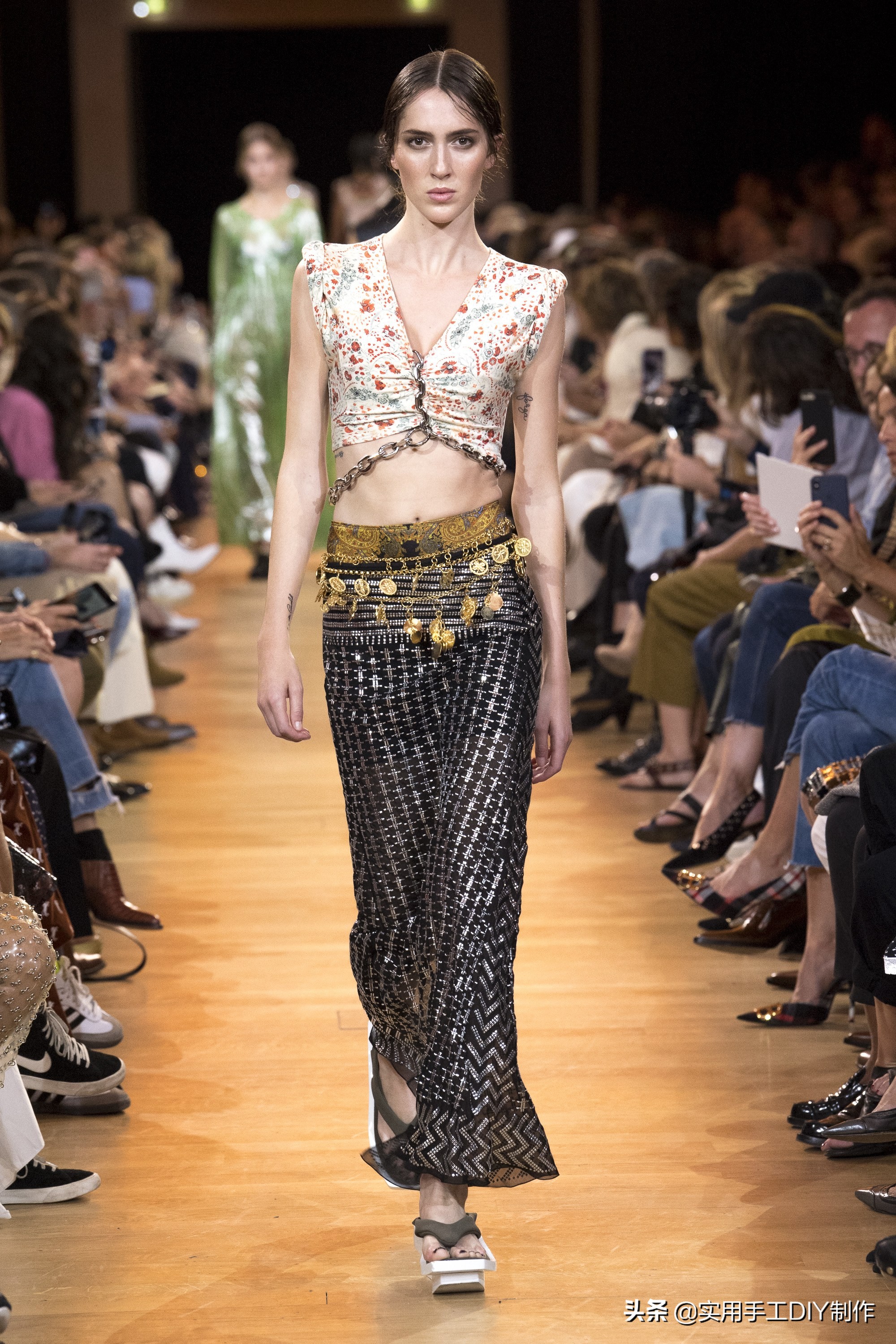 时装周pacorabanne系列2020,pacorabanne2021春夏系列金属长裙