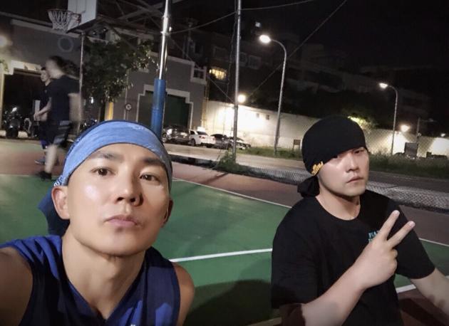 刘畊宏给周杰伦刷奶茶礼物,周杰伦生日照顾刘畊宏